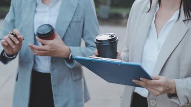 Genç insanlar modern ofiste iş toplantısı