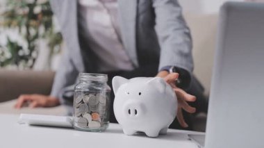 Muhasebe, vergi ve finans kavramı. Evrakları ve hesap makinesiyle evde para sayan Asyalı genç kadın.