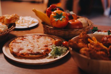 Arkadaşlar bir barda Cadılar Bayramı partisinin tadını çıkarıyorlar.