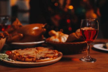 Lezzetli yiyeceklerle süslü ofis Noel Partisi. Noel ağaçları ve şenlik ışıklarıyla dekore edilmiş bir ofis, bir tatil partisi için hazırlanıyor..