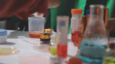 Eczanede kozmetik test eden müşteri