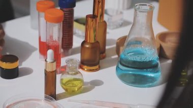 Eczanede kozmetik test eden müşteri