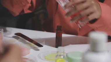 Eczanede kozmetik test eden müşteri