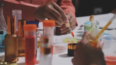 Eczanede kozmetik test eden müşteri