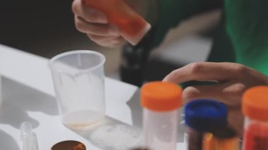 Eczanede kozmetik test eden müşteri