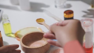 Eczanede kozmetik test eden müşteri