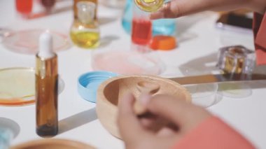 Eczanede kozmetik test eden müşteri