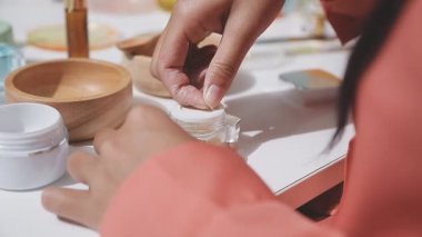 Eczanede kozmetik test eden müşteri