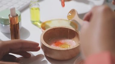 Eczanede kozmetik test eden müşteri