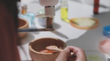 Eczanede kozmetik test eden müşteri