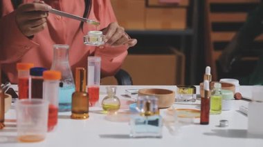 Eczanede kozmetik test eden müşteri