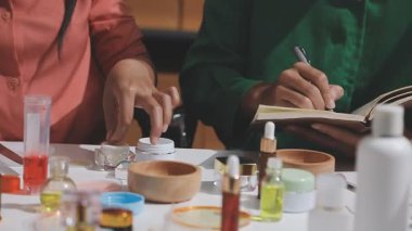 Eczanede kozmetik test eden müşteri