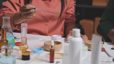 Eczanede kozmetik test eden müşteri