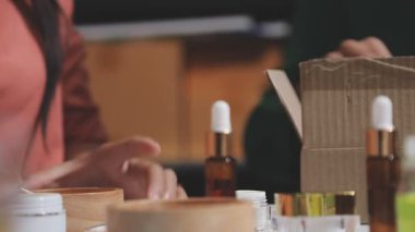 Eczanede kozmetik test eden müşteri