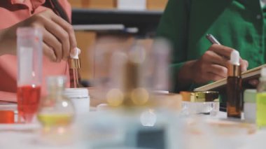 Eczanede kozmetik test eden müşteri