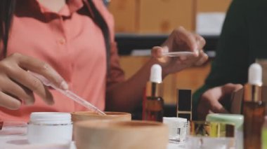 Eczanede kozmetik test eden müşteri