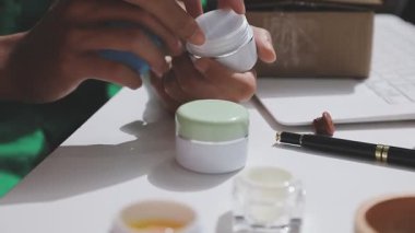 Eczanede kozmetik test eden müşteri