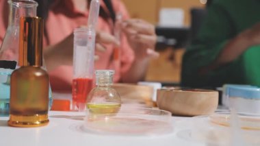 Eczanede kozmetik test eden müşteri