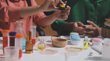 Eczanede kozmetik test eden müşteri