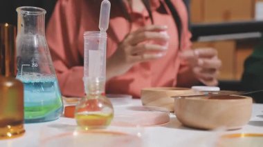 Eczanede kozmetik test eden müşteri