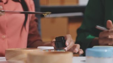 Eczanede kozmetik test eden müşteri