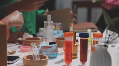 Eczanede kozmetik test eden müşteri