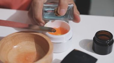 Eczanede kozmetik test eden müşteri