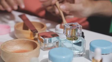 Eczanede kozmetik test eden müşteri