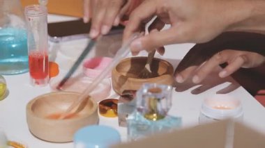 Eczanede kozmetik test eden müşteri