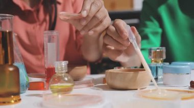 Eczanede kozmetik test eden müşteri