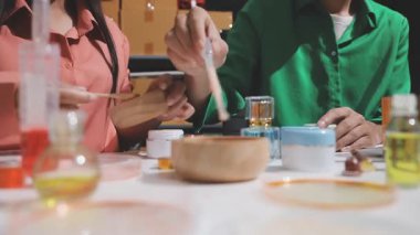 Eczanede kozmetik test eden müşteri