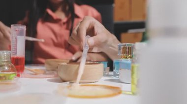 Eczanede kozmetik test eden müşteri