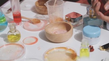 Eczanede kozmetik test eden müşteri