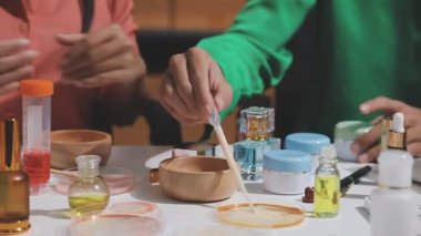 Eczanede kozmetik test eden müşteri