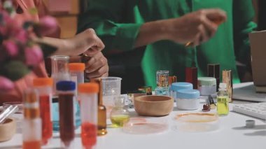 Eczanede kozmetik test eden müşteri