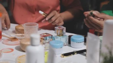 Eczanede kozmetik test eden müşteri