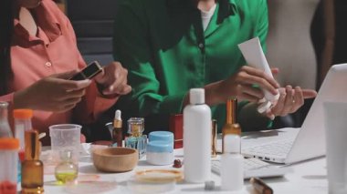 Eczanede kozmetik test eden müşteri