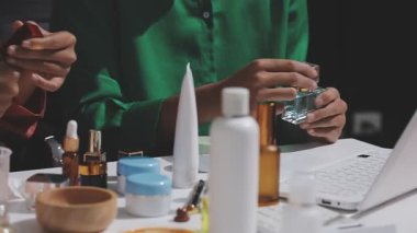 Eczanede kozmetik test eden müşteri