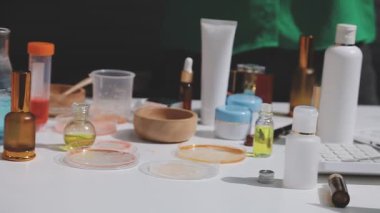 Eczanede kozmetik test eden müşteri