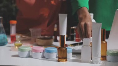 Eczanede kozmetik test eden müşteri