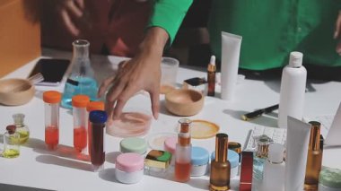 Eczanede kozmetik test eden müşteri