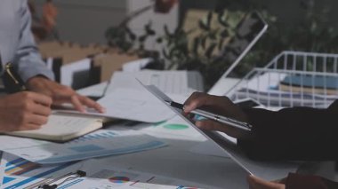 Yatırım sonuçlarını kontrol eden Asyalı erkek finans görevlisi veya muhasebeci, mali bütçe analizi sonuçları özetlemeyi ve denetim konsepti ve yatırım sonuçlarını toplantıya rapor etmeyi planlıyor.