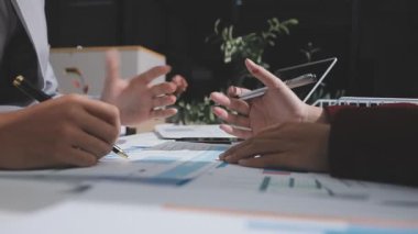 Yatırım sonuçlarını kontrol eden Asyalı erkek finans görevlisi veya muhasebeci, mali bütçe analizi sonuçları özetlemeyi ve denetim konsepti ve yatırım sonuçlarını toplantıya rapor etmeyi planlıyor.