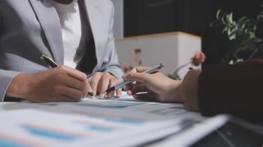 Yatırım sonuçlarını kontrol eden Asyalı erkek finans görevlisi veya muhasebeci, mali bütçe analizi sonuçları özetlemeyi ve denetim konsepti ve yatırım sonuçlarını toplantıya rapor etmeyi planlıyor.