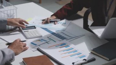 Yatırım sonuçlarını kontrol eden Asyalı erkek finans görevlisi veya muhasebeci, mali bütçe analizi sonuçları özetlemeyi ve denetim konsepti ve yatırım sonuçlarını toplantıya rapor etmeyi planlıyor.