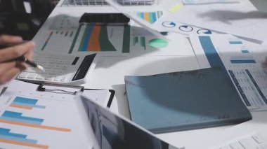 Yatırım sonuçlarını kontrol eden Asyalı erkek finans görevlisi veya muhasebeci, mali bütçe analizi sonuçları özetlemeyi ve denetim konsepti ve yatırım sonuçlarını toplantıya rapor etmeyi planlıyor.