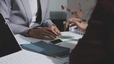 Yatırım sonuçlarını kontrol eden Asyalı erkek finans görevlisi veya muhasebeci, mali bütçe analizi sonuçları özetlemeyi ve denetim konsepti ve yatırım sonuçlarını toplantıya rapor etmeyi planlıyor.