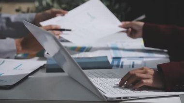 Yatırım sonuçlarını kontrol eden Asyalı erkek finans görevlisi veya muhasebeci, mali bütçe analizi sonuçları özetlemeyi ve denetim konsepti ve yatırım sonuçlarını toplantıya rapor etmeyi planlıyor.