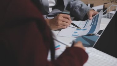 Yatırım sonuçlarını kontrol eden Asyalı erkek finans görevlisi veya muhasebeci, mali bütçe analizi sonuçları özetlemeyi ve denetim konsepti ve yatırım sonuçlarını toplantıya rapor etmeyi planlıyor.