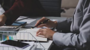 Yatırım sonuçlarını kontrol eden Asyalı erkek finans görevlisi veya muhasebeci, mali bütçe analizi sonuçları özetlemeyi ve denetim konsepti ve yatırım sonuçlarını toplantıya rapor etmeyi planlıyor.